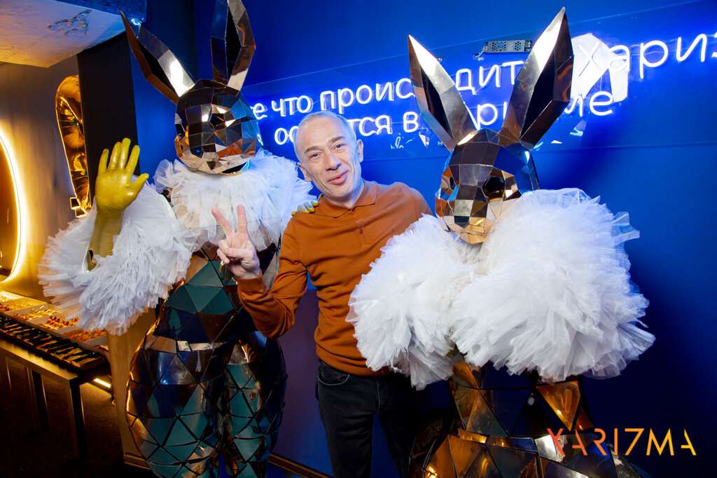 Friends Hall Харизма