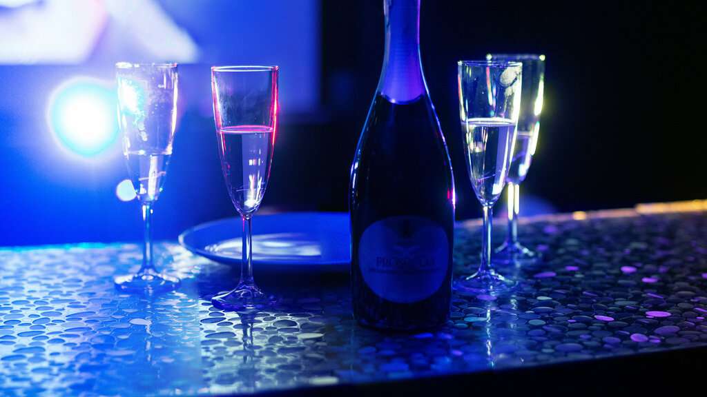 Friends Hall Харизма