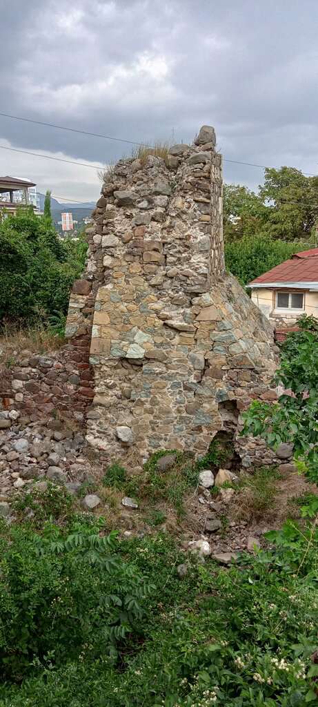 Квадратная башня крепости Алустон