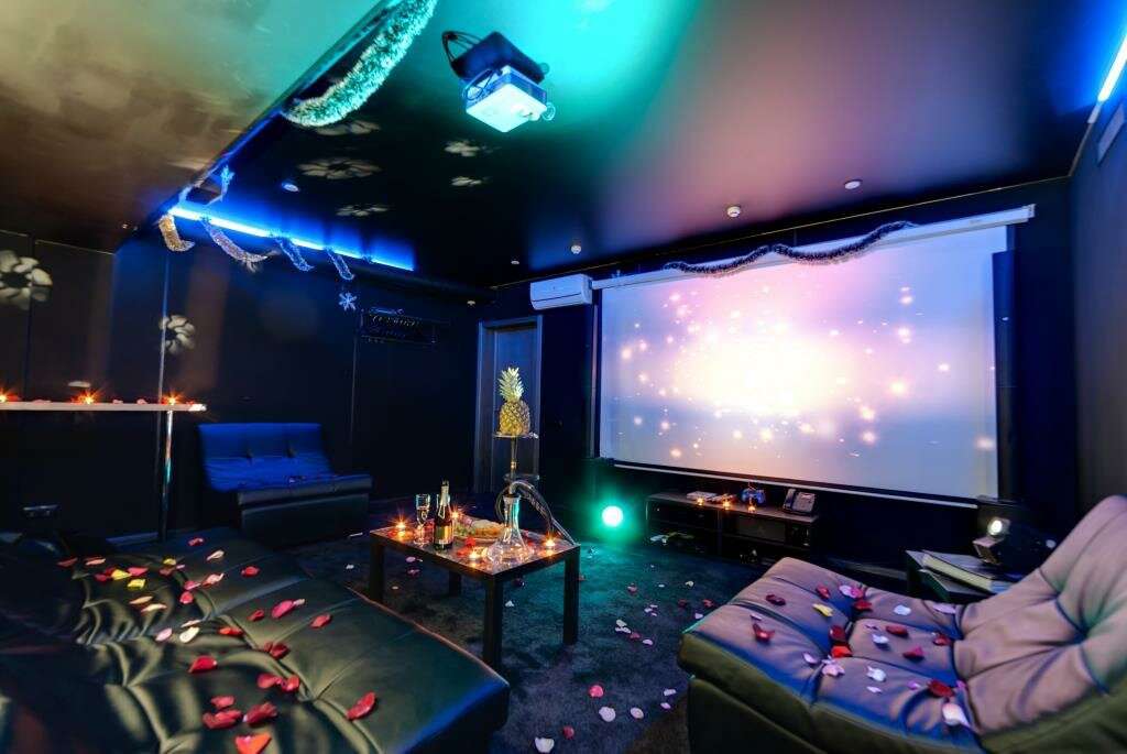 Friends Hall Харизма