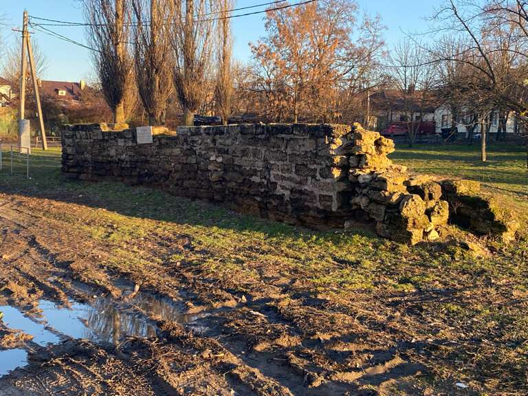 Стена Генуэзских ворот итальянской колонии Тана