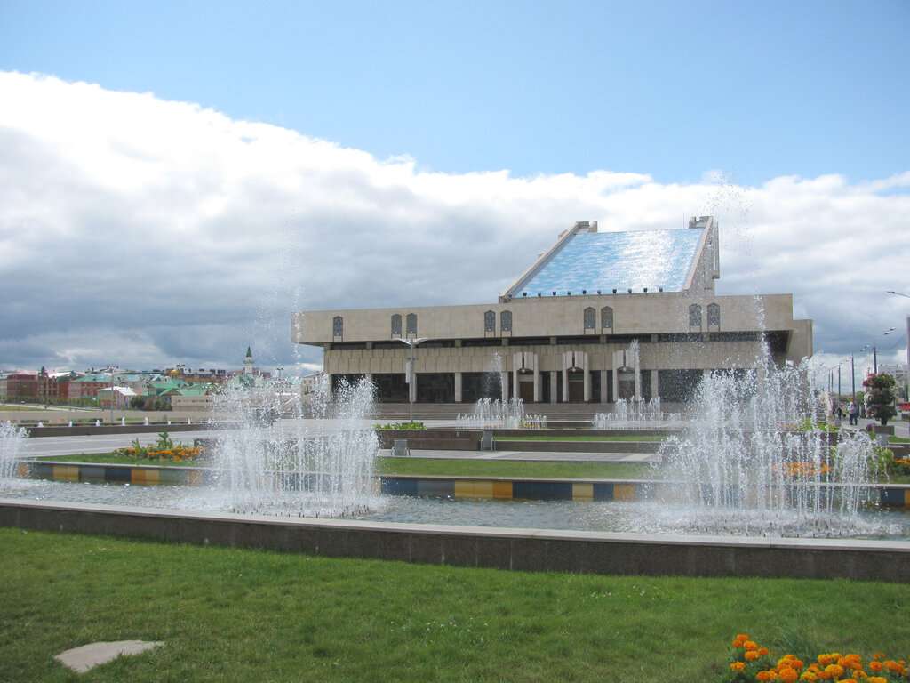 Площадь у Татарского государственного академического театра имени Галиасгара Камала