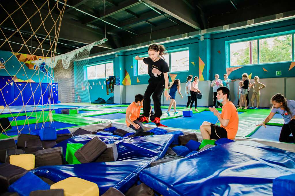 Батутный парк GoJump