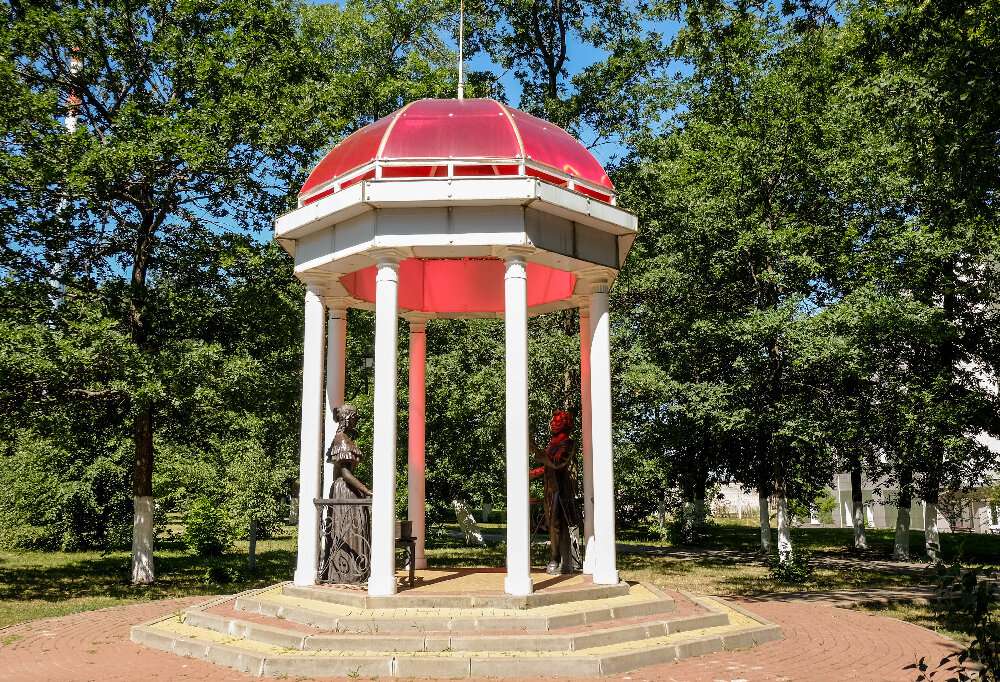 Беседка А.С. Пушкин и Н.А. Гончарова