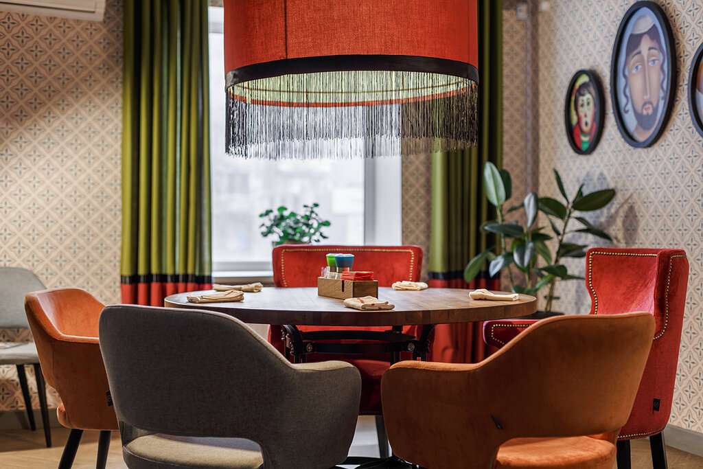 Нино играет в домино