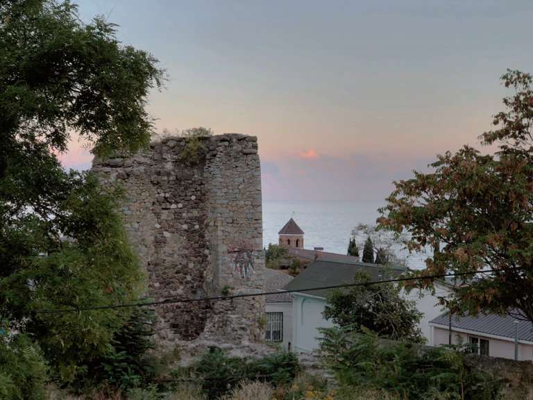 Нижняя башня крепости Алустон