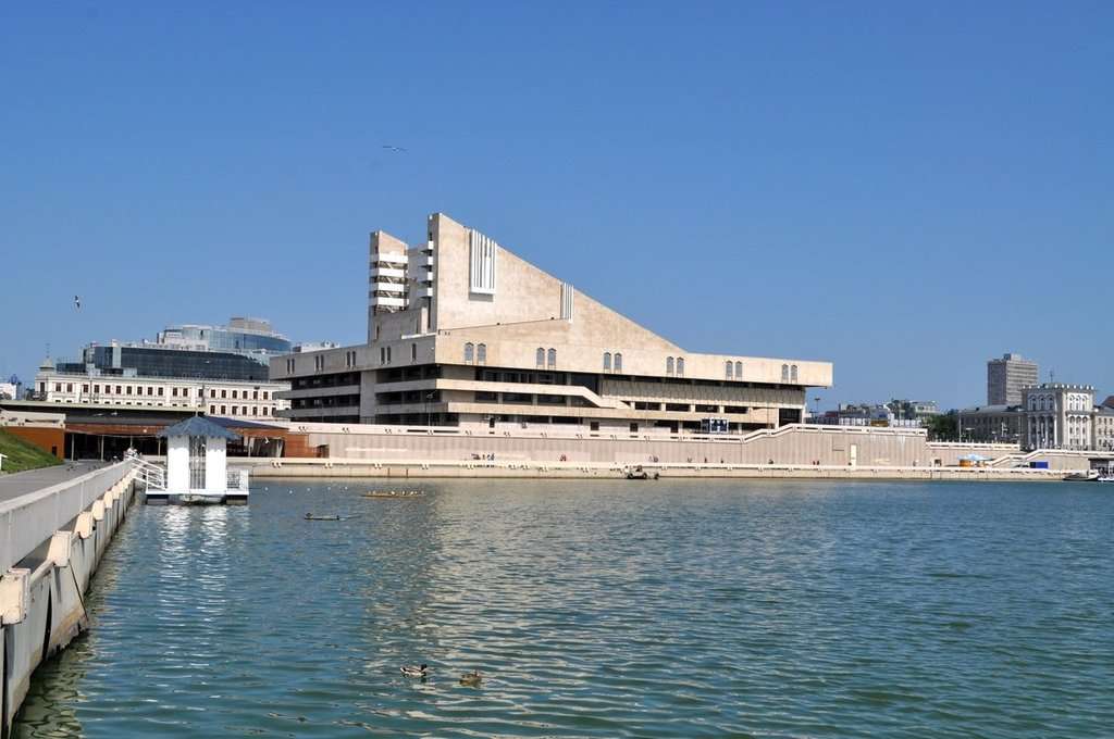 Площадь у Татарского государственного академического театра имени Галиасгара Камала