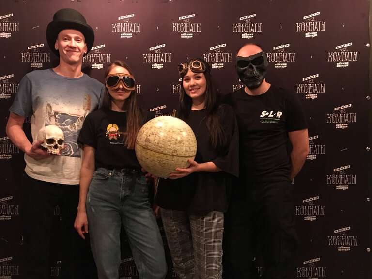 Выйти из комнаты