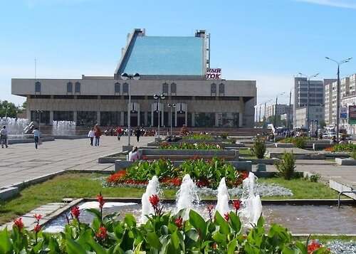 Площадь у Татарского государственного академического театра имени Галиасгара Камала