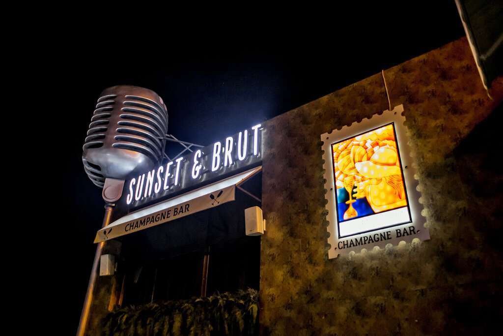 Sunset & Brut Karaoke
