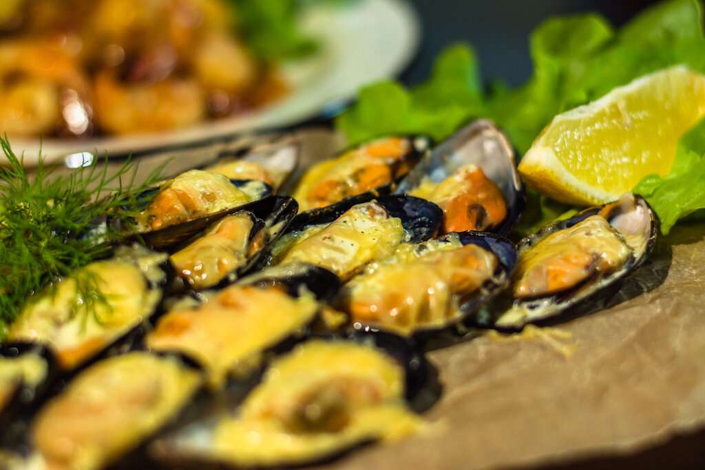 Книга, хлеб и кружка