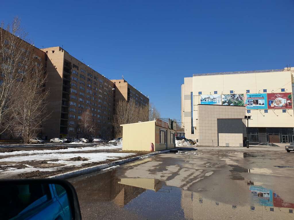 За стеклом