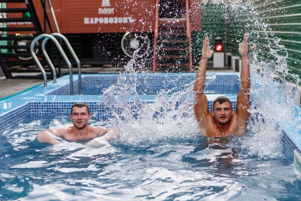 Паровозовъ