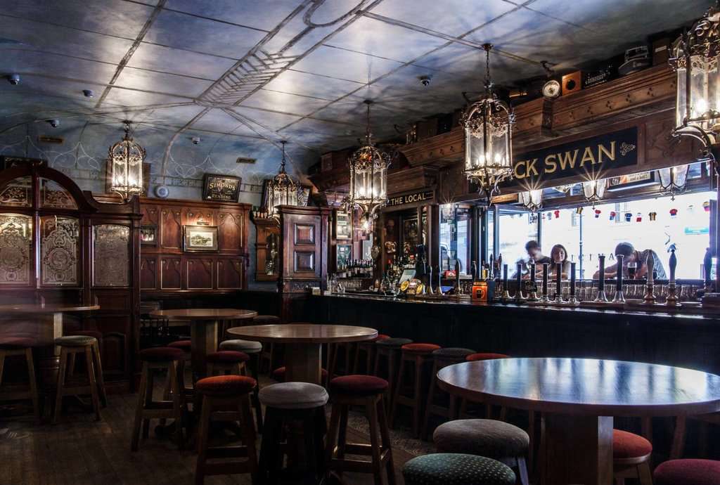 Black Swan pub&shop