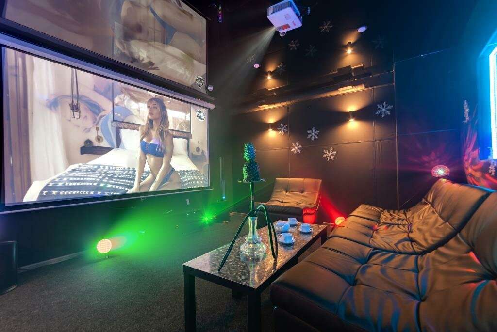 Friends Hall Харизма