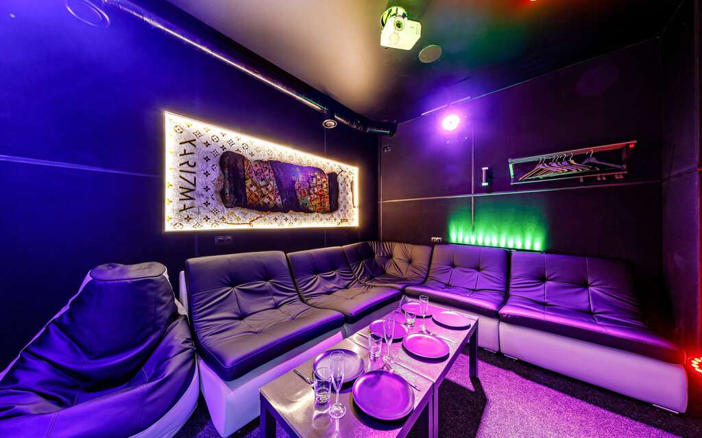 Friends Hall Харизма